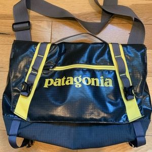 Patagonia Black Hole Mini Messenger Bag 12L Charcoal/Yellow